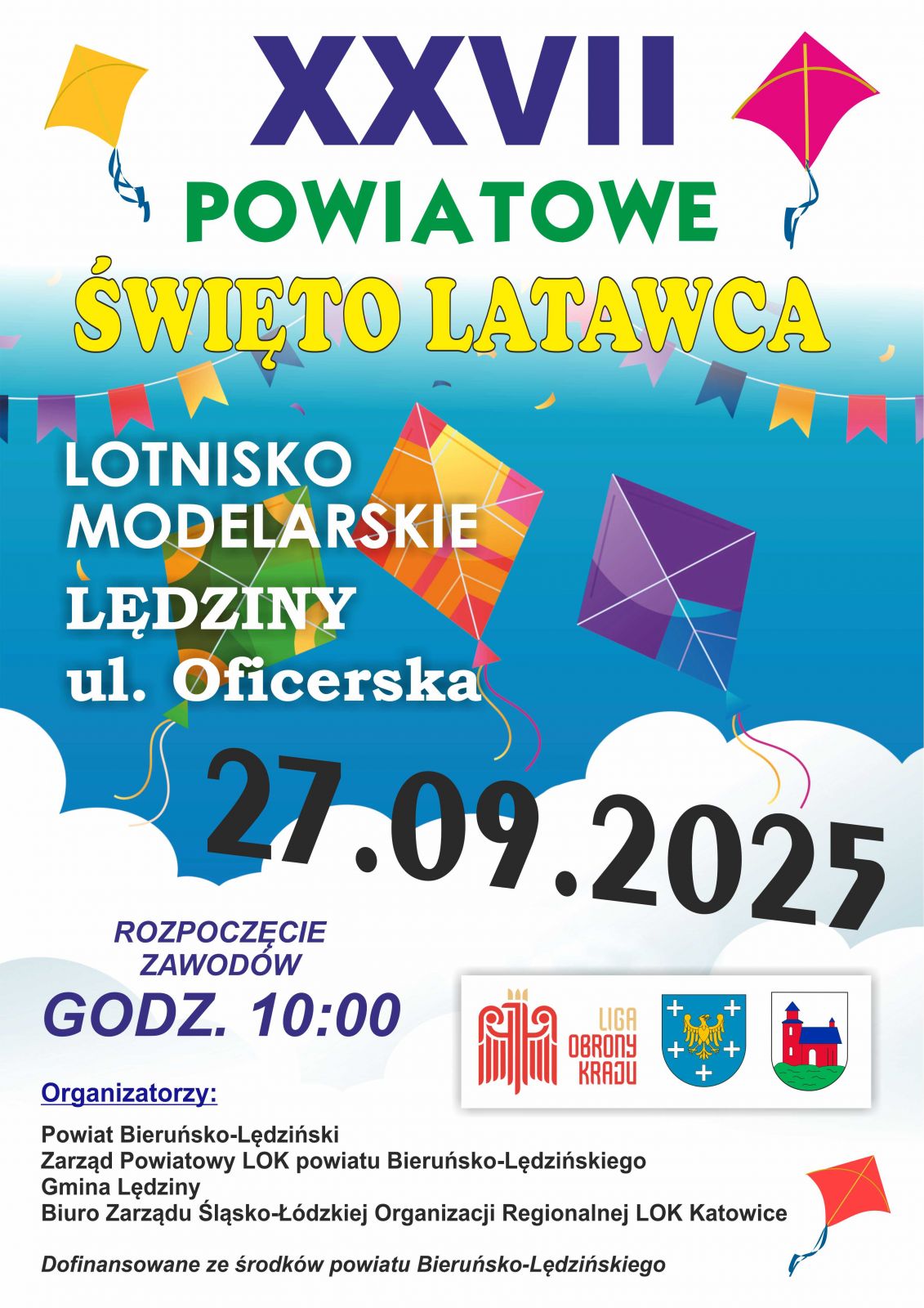 Plakat informacyjny z kolorach białym i niebieskim. W centralnej części grafika z kolorowymi latawcami. 